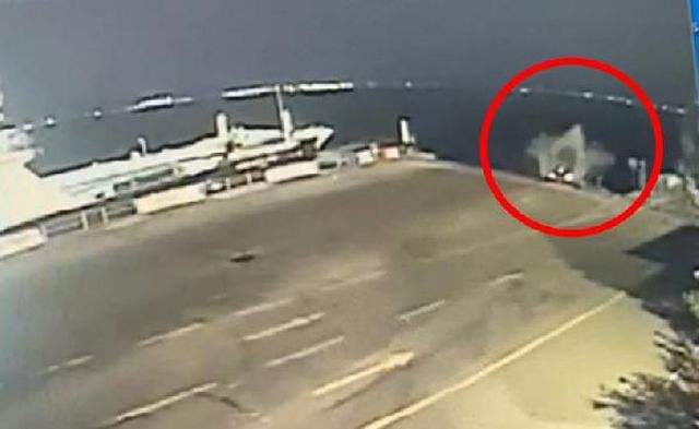 Dikkatsizliği canına mal oluyordu! Feribota binmek isteyen araç denize uçtu