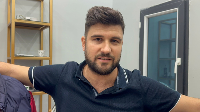 Iğdır'da çıraklarını yarı çıplak süründürüp şınav çektiren berber gözaltına alındı Iğdır'da çıraklarını yarı çıplak süründürüp şınav çektiren berber gözaltına alındı