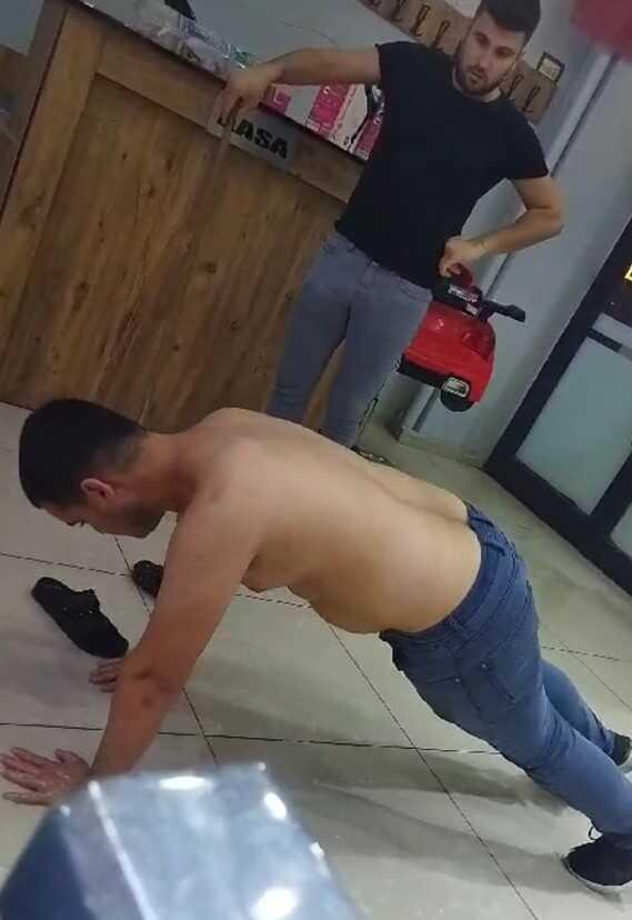 Iğdır'da çıraklarını yarı çıplak süründürüp şınav çektiren berber gözaltına alındı Iğdır'da çıraklarını yarı çıplak süründürüp şınav çektiren berber gözaltına alındı