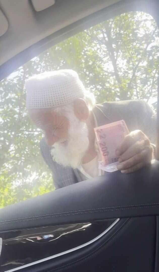 Işıklarda Yaşlı Amcanın Soba Borcu İçin Su Satması Yürekleri Dağladı