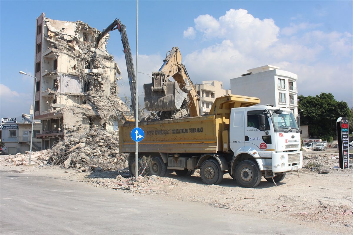 İskenderun\'da deprem sonrası bina yıkım ve enkaz kaldırma çalışmaları sürüyor