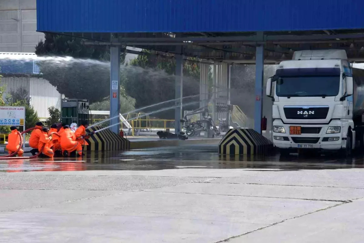 İzmir\'de İtfaiye Haftası etkinlikleri kapsamında gerçekleştirilen tatbikat nefes kesti