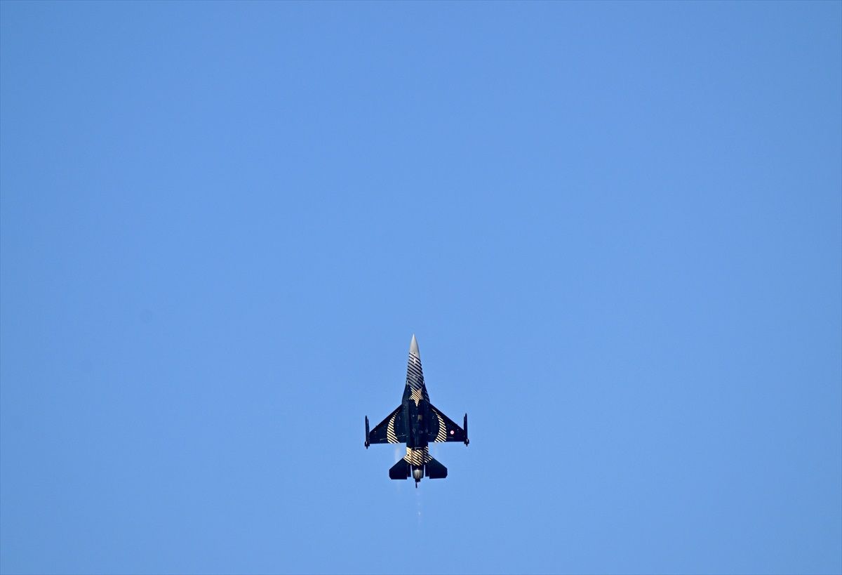 TEKNOFEST İzmir\'de SOLOTÜRK ve jandarma helikopterleri gösteri uçuşları yaptı