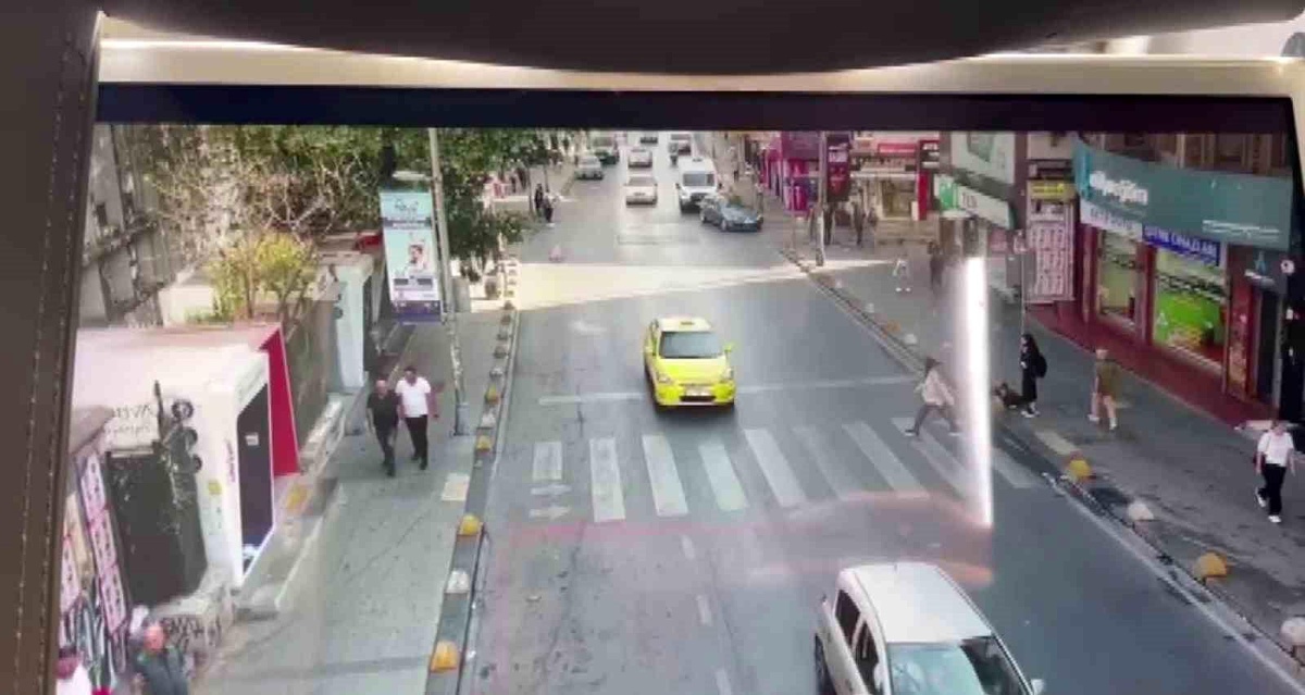 İstanbul\'da Yaya Geçidi Denetiminde Taksici Dron Kayıtlarını İnceleyerek Haksız Olduğunu Anladı