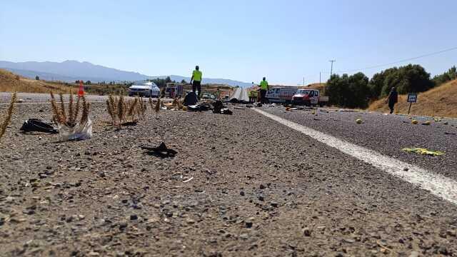 Kafa kafaya çarpışan otomobiller hurdaya döndü: 1 ölü, 2 yaralı