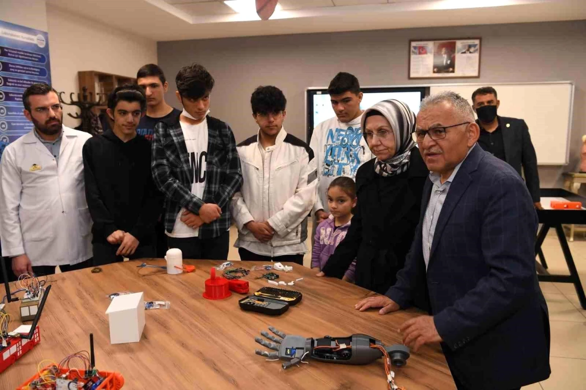 Kayseri Mesleki Eğitim ve Kültür A.Ş. Robotik Kodlama Atölyesi\'nde Gençlere Destek