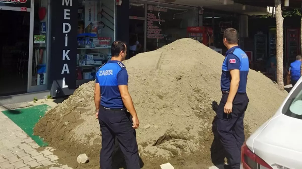 Kiracısının işlettiği pastanenin önüne yığınla kum döken adama belediye 30 bin lira para cezası kesti