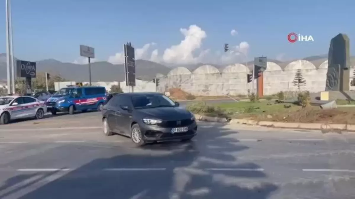 Kontrolden çıkan beton mikseri, önüne geleni yıkıp geçti