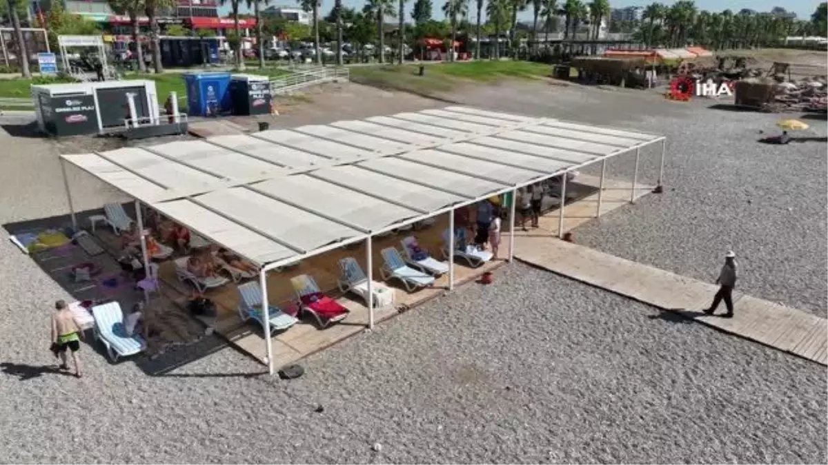 Konyaaltı Sahilindeki Engelsiz Plaj, turistlerin de gözdesi