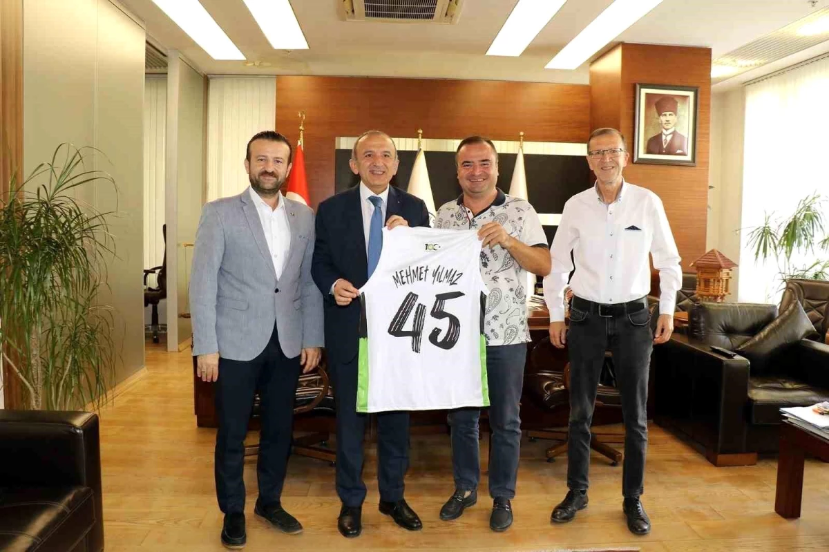 Manisa Büyükşehir Belediyespor Başkanı Bora Çaylan, Manisa Ticaret ve Sanayi Odası Başkanı Mehmet Yılmaz\'ı ziyaret etti