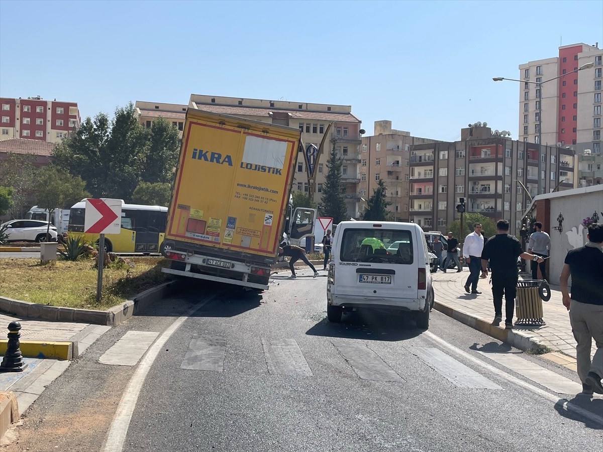 Mardin\'de Polis Ekipleri Tarafından Kovalamaca Sonucu Yakalanan Tırın Sürücüsü Gözaltına Alındı
