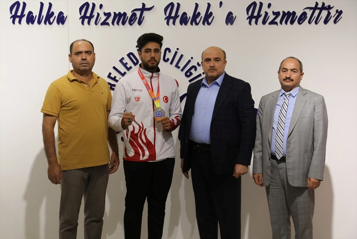 Milli Sporcu Sadin Şahin, Nizip Belediye Başkanı Mehmet Sarı\'yı Ziyaret Etti