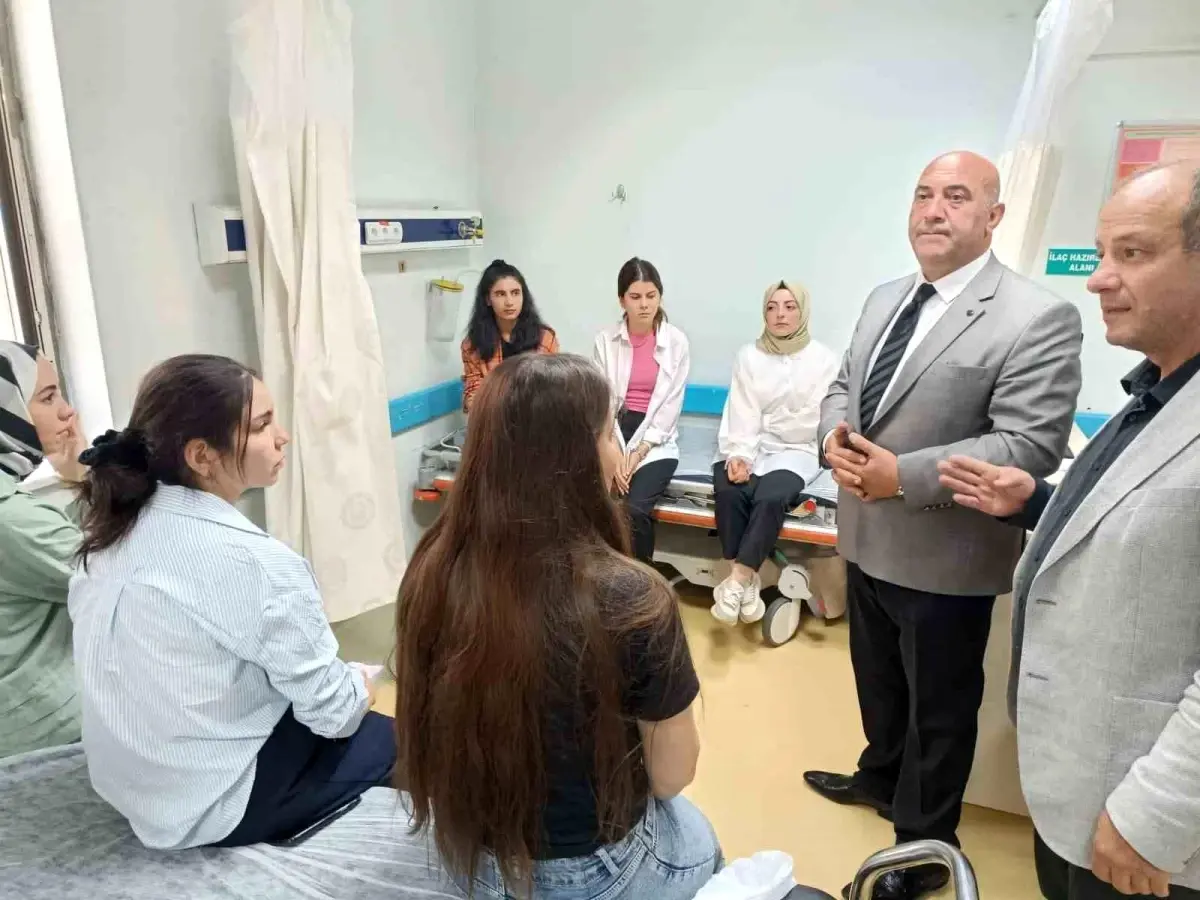 Van\'ın Özalp ilçesinde öğretmenleri taşıyan servis minibüsü ile kamyonet çarpıştı: 8\'i öğretmen 12 kişi hafif yaralandı