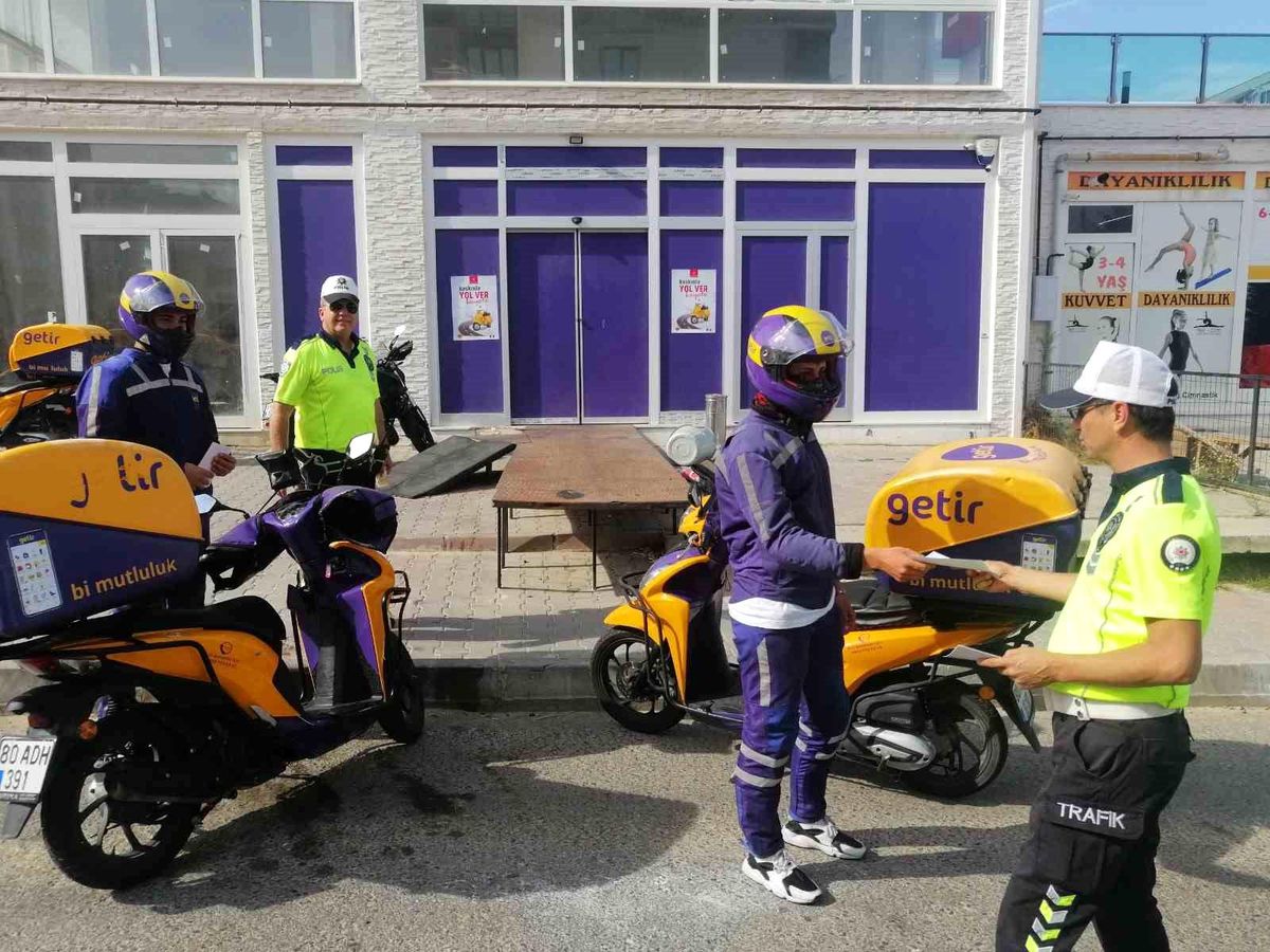 Tekirdağ\'da Motosiklet Sürücülerine Kask Kullanımı Hakkında Bilgilendirme Yapıldı
