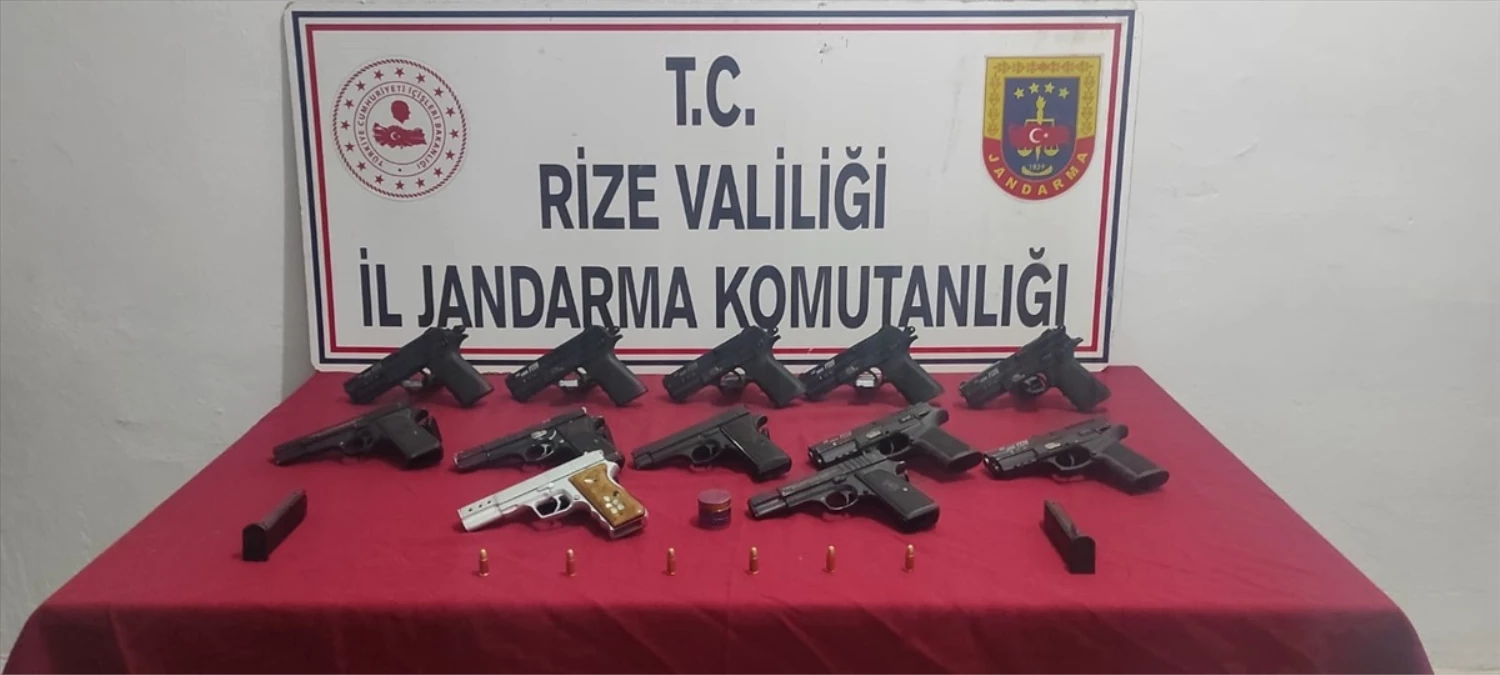 Rize\'de 12 ruhsatsız tabancayı satmaya çalışan 2 kişi gözaltına alındı
