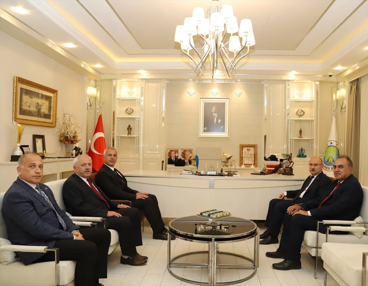 Sakarya Valisi Yaşar Karadeniz, Hendek Belediye Başkanı Turgut Babaoğlu\'nu ziyaret etti