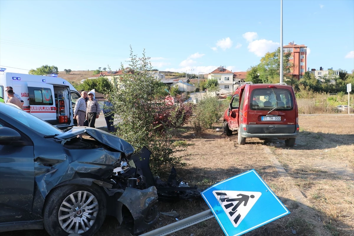 Samsun\'da İki Araç Çarpıştı: 3 Kişi Yaralandı