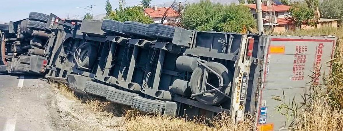 Afyonkarahisar\'da Şarampole Devrilen Tırda Şans Eseri Ölen veya Yaralanan Olmadı
