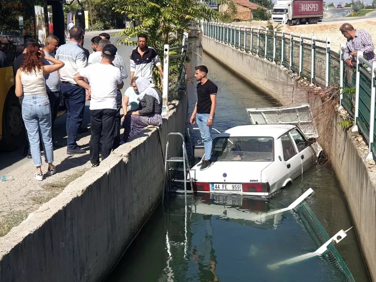 Malatya\'da Otomobil Sulama Kanalına Düştü