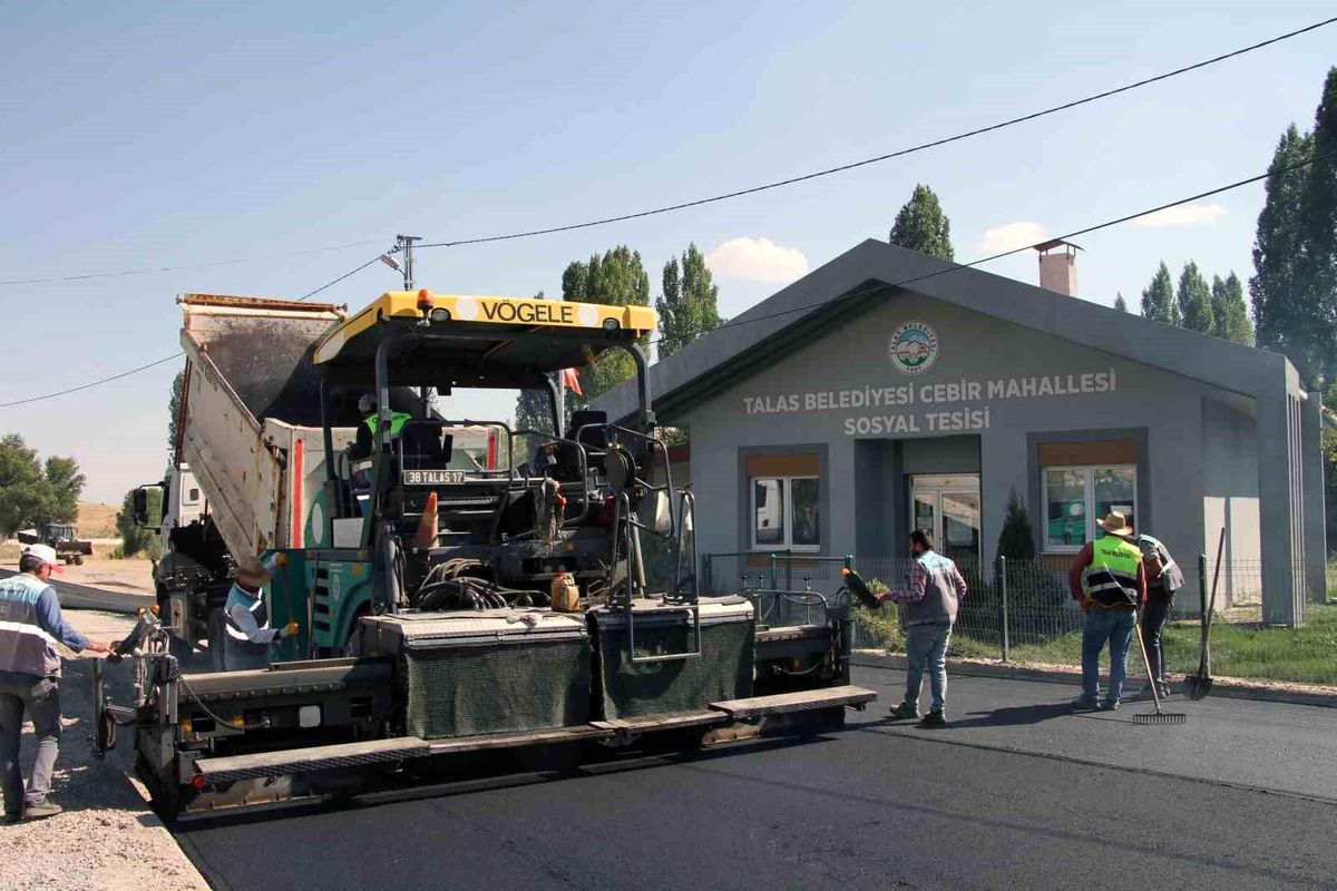 Talas Belediyesi Cebir Mahallesi\'nde Asfalt Çalışması Gerçekleştirdi