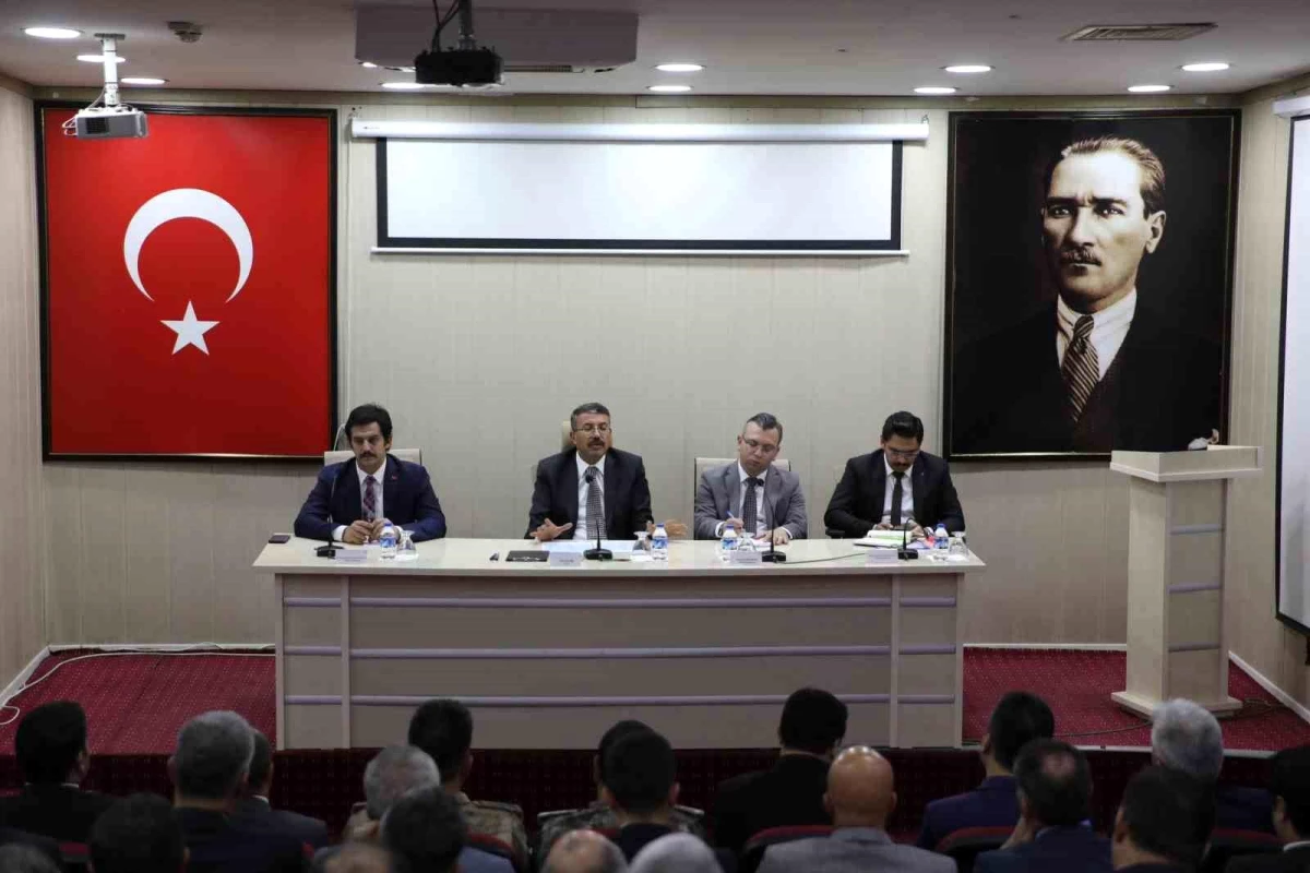 Hakkari Valisi ve Belediye Başkan Vekili Ali Çelik, kamu hizmetlerinin daha etkin ve verimli sunulması için adımlar atıyor