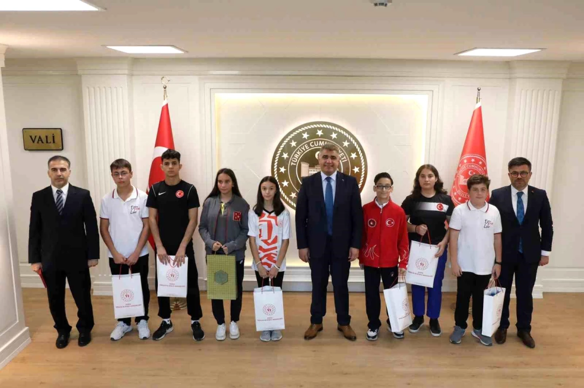 2023 Okul Sporları ve Analigde Türkiye Birinciliği Alan Öğrencilere Tebrik ve Hediye