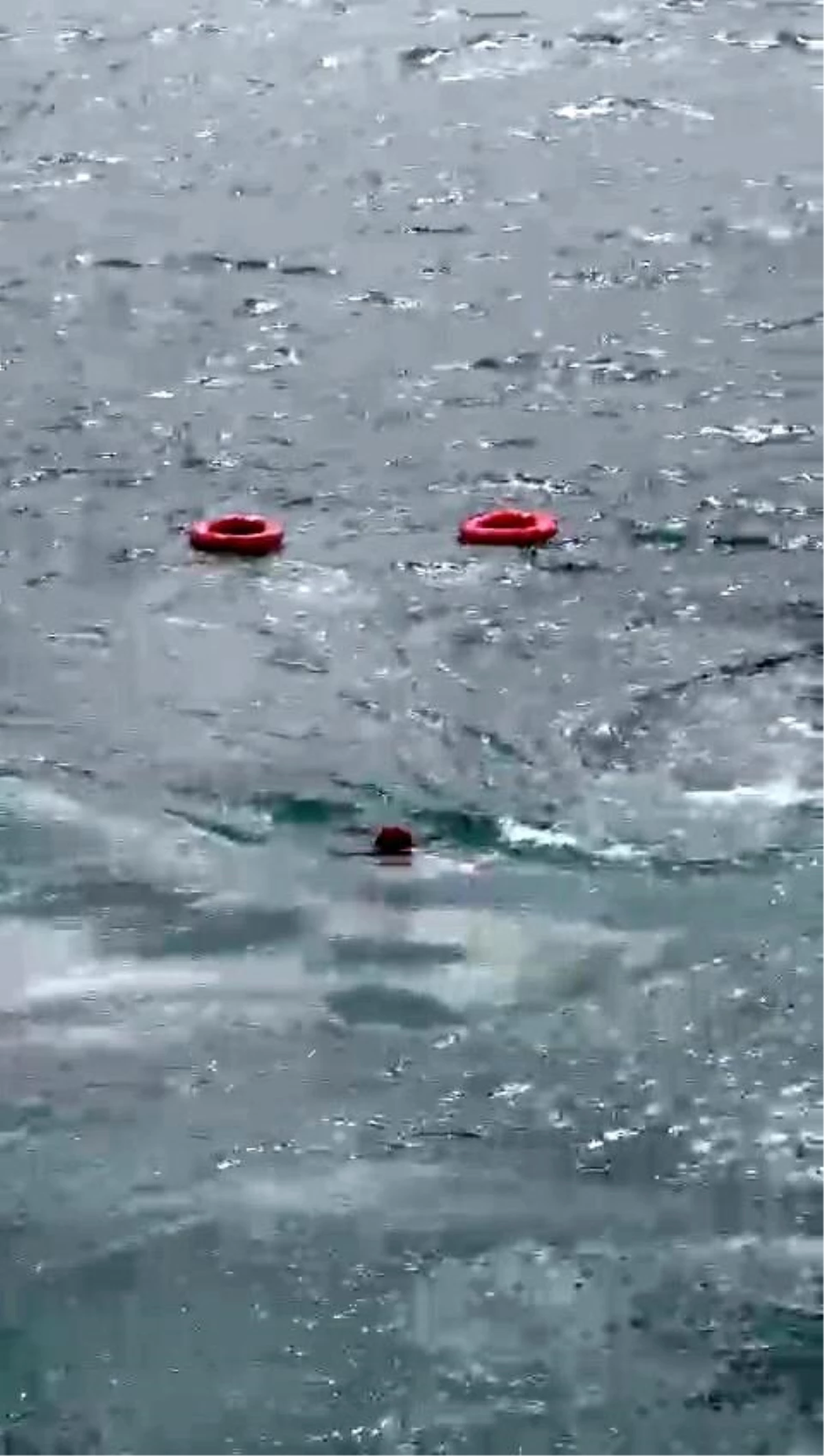 Vapurdan düşen yolcu Sahil Güvenlik ekipleri tarafından kurtarıldı