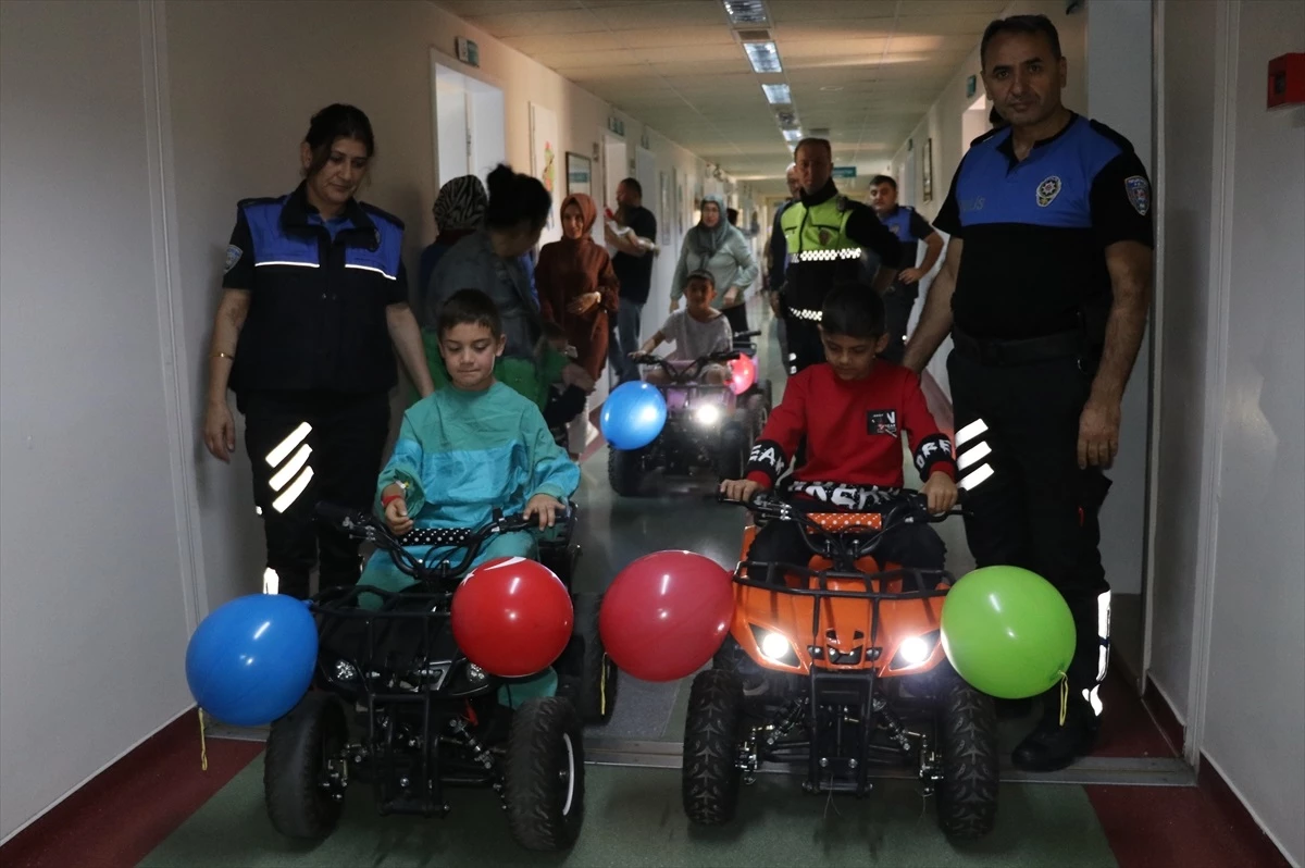 Amasya\'da sünnet edilecek çocuklar akülü araçlarla ameliyathaneye götürüldü
