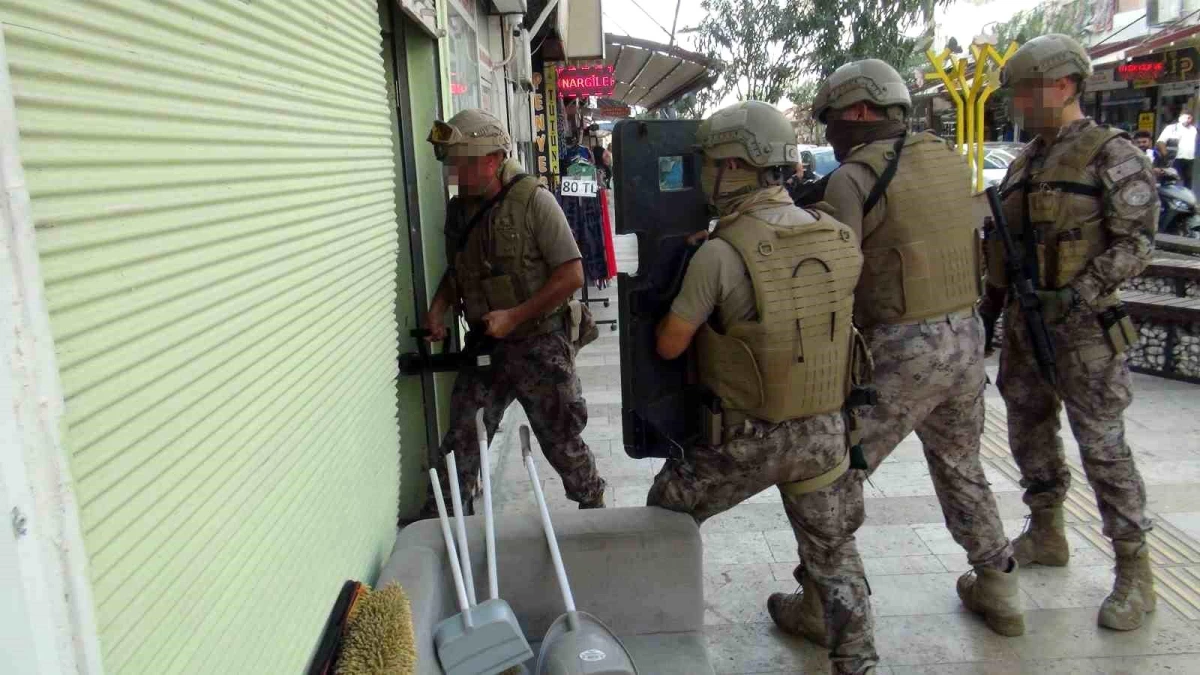 Antalya\'da Özel Harekat Destekli Uyuşturucu Operasyonunda 13 Kişi Gözaltına Alındı