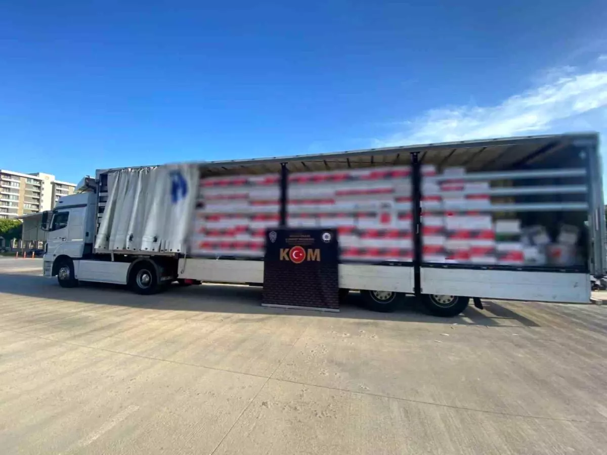 Antalya\'da Durdurulan Tırda 10 Milyon 70 Bin Adet Boş Makaron Ele Geçirildi