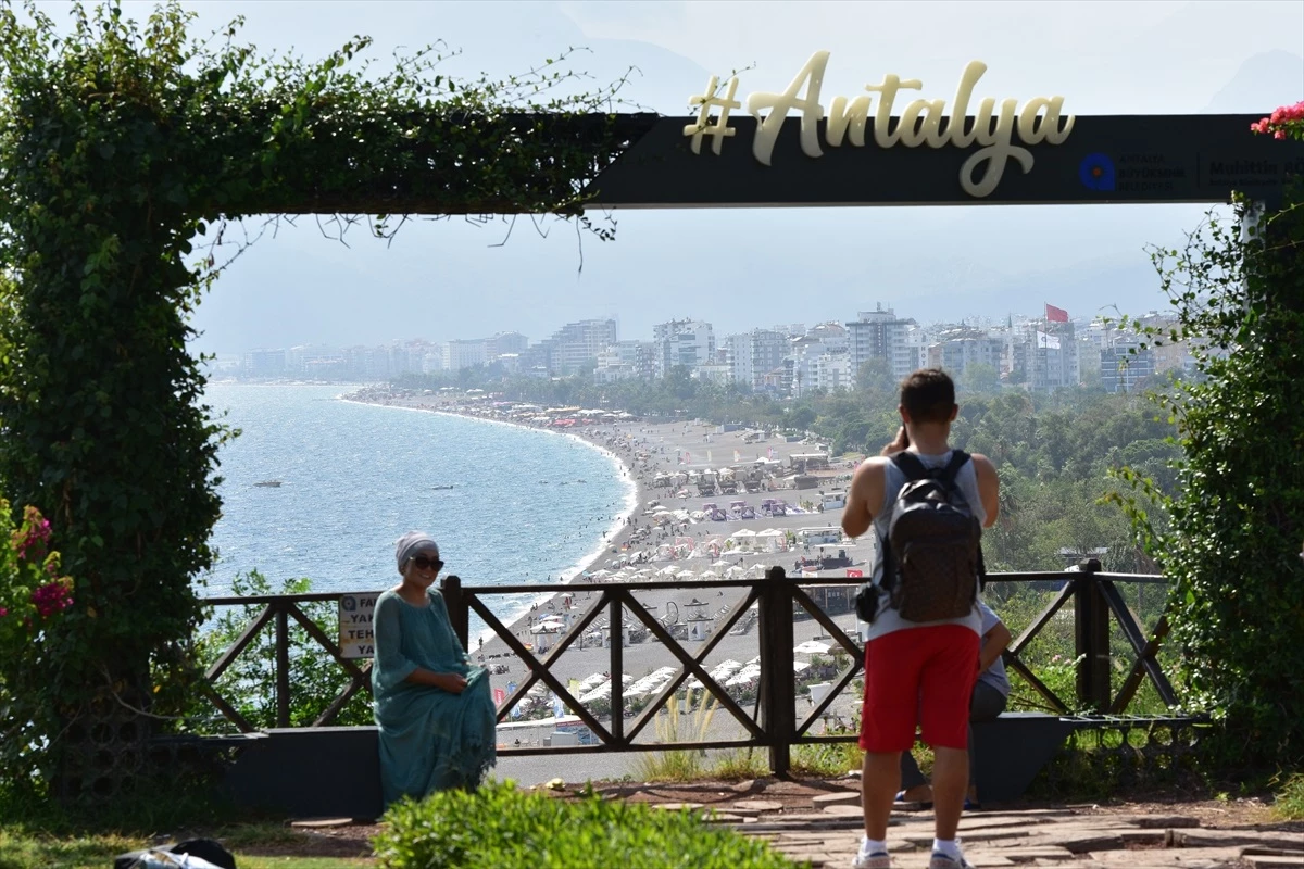 Antalya\'da Güneşli Havada Tatilciler Sahilleri Doldurdu