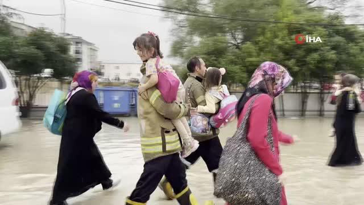 Arnavutköy\'de aşırı yağışlar sonrası okulda mahsur kalan öğrenciler böyle tahliye edildi