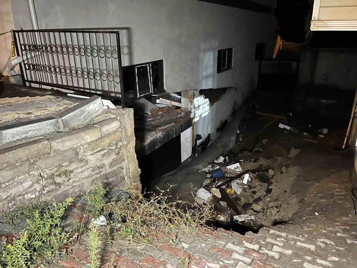 Arnavutköy\'de sağanak yağış sonucu istinat duvarı yıkıldı
