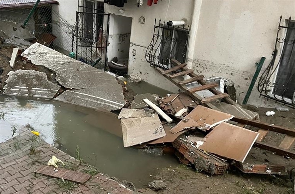 İstanbul\'da Sağanak Yağış Sonucu Binaların İstinat Duvarları Çöktü