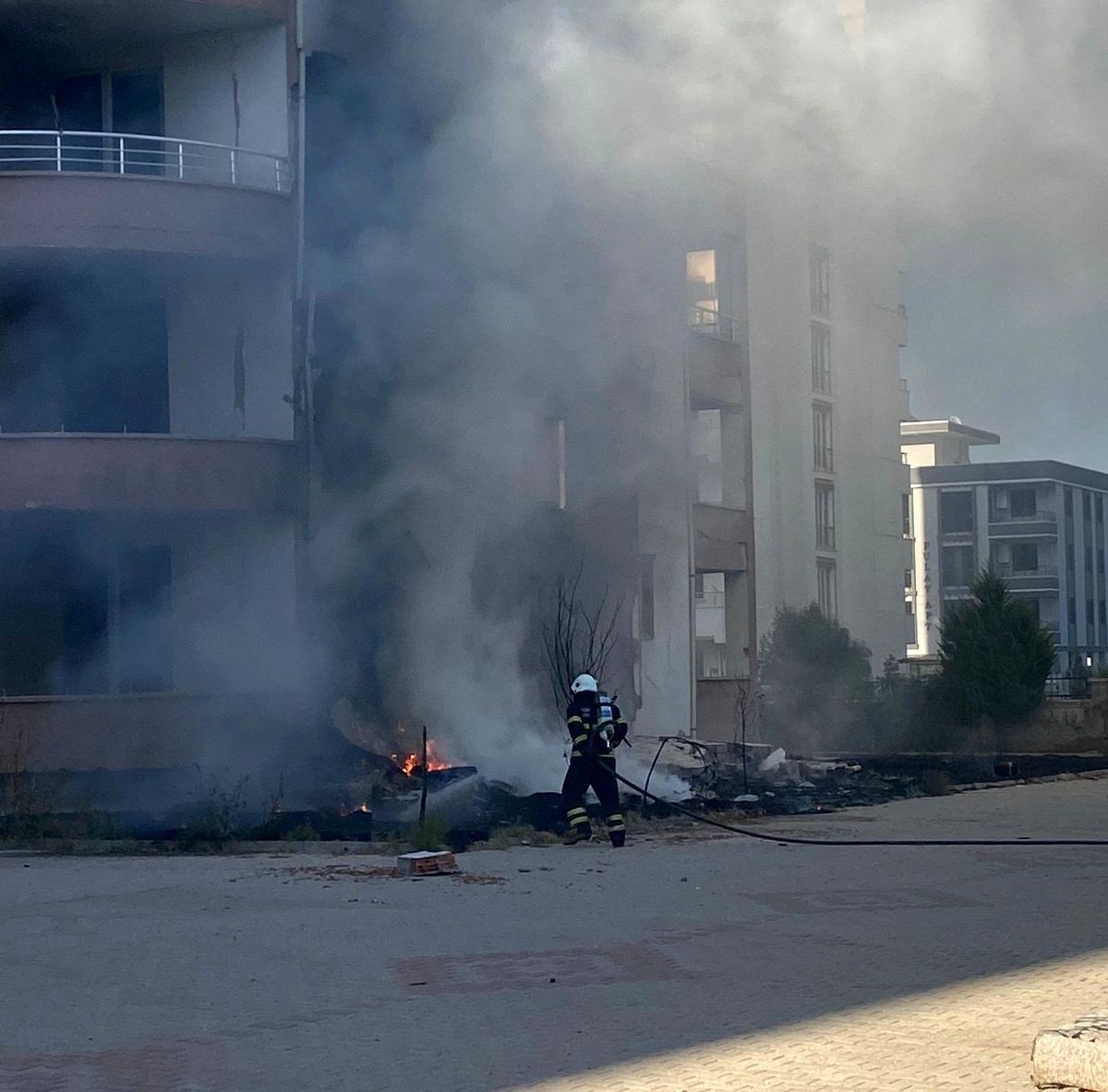 Adıyaman\'da Bir Binanın Girişinde Araç Lastikleri Yakıldı