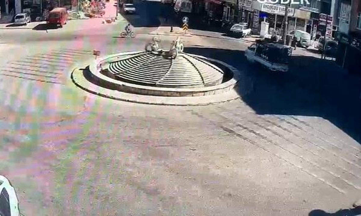 Konya\'da Ters Yoldan Gelen Bisikletli Kamyonete Çarptı