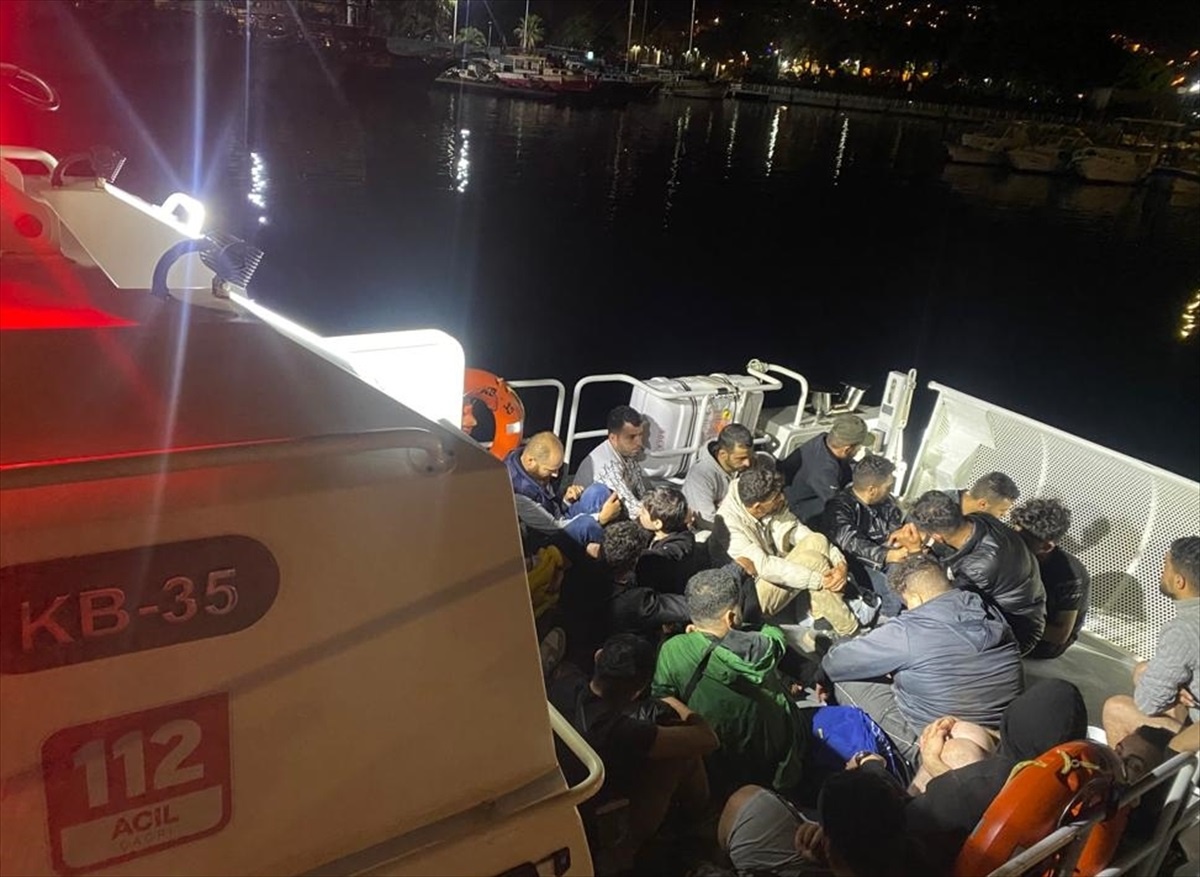 Yunanistan unsurlarınca Türk kara sularına itilen lastik bottaki 24 düzensiz göçmen kurtarıldı