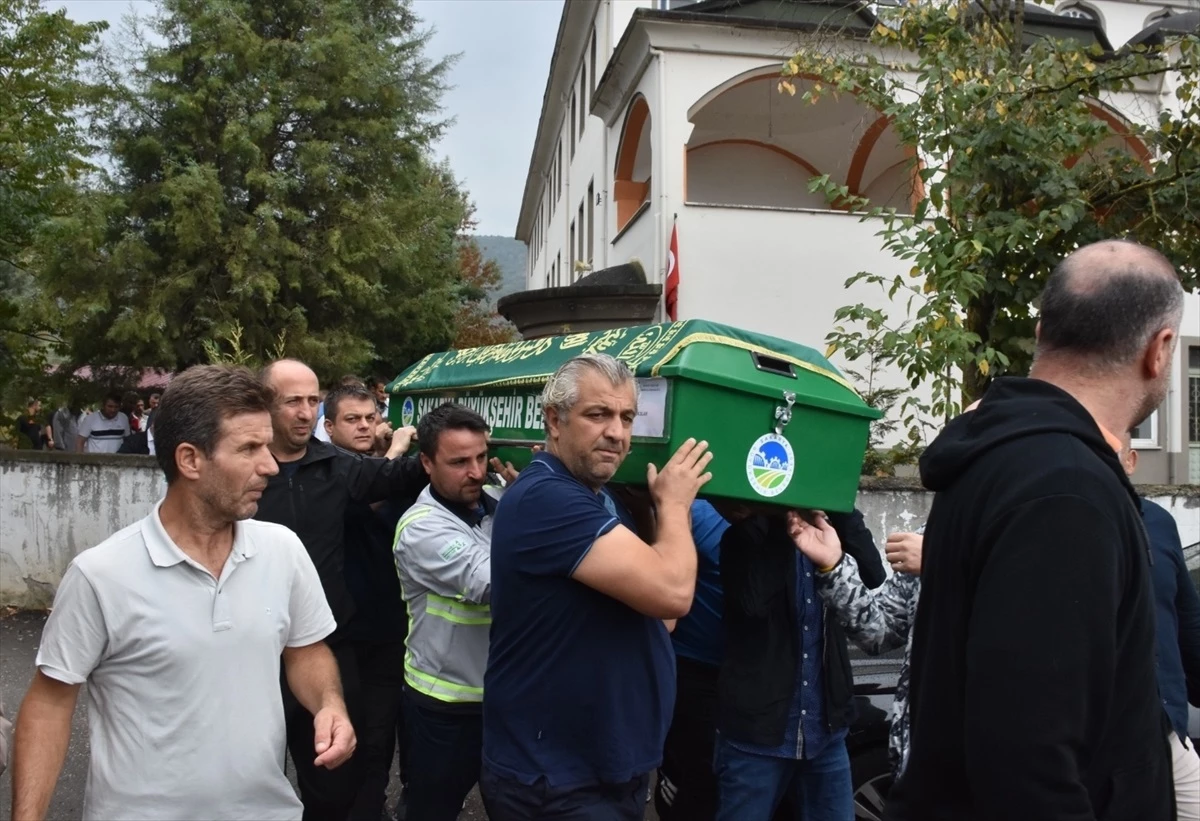 Burdur\'da Otomobil ile Minibüs Çarpışması Sonucu Yaralanan Kadın Hayatını Kaybetti