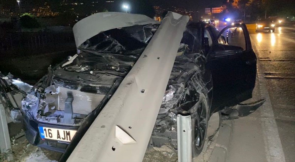 Bursa\'da kaza yapan sürücü otomobili terk etti