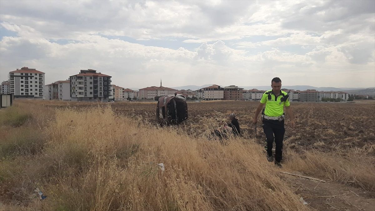 Çorum\'da tarlaya devrilen otomobilin sürücüsü yaralandı