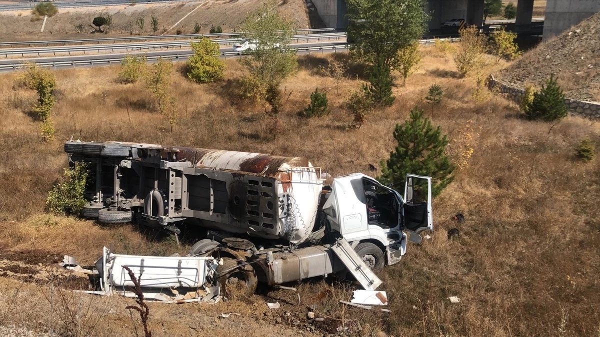 Çorum\'da devrilen tankerin sürücüsü hayatını kaybetti