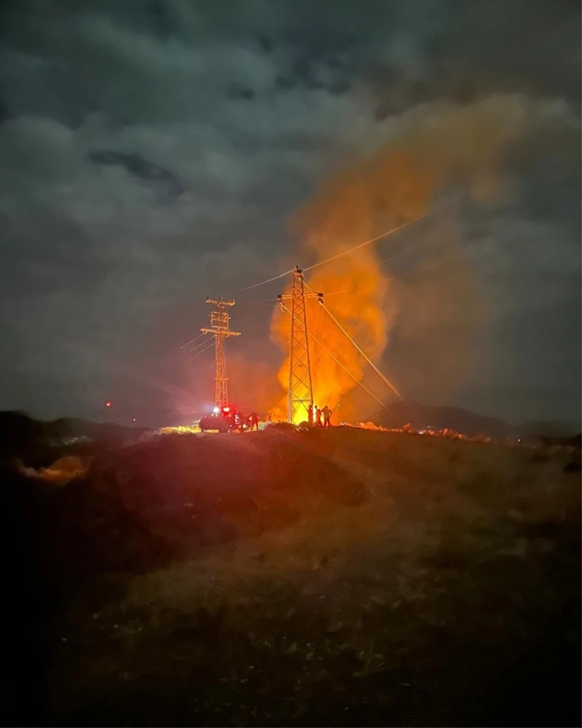 Muğla\'nın Datça ilçesinde elektrik trafosunda çıkan yangın ormanlık alana sıçramadan söndürüldü