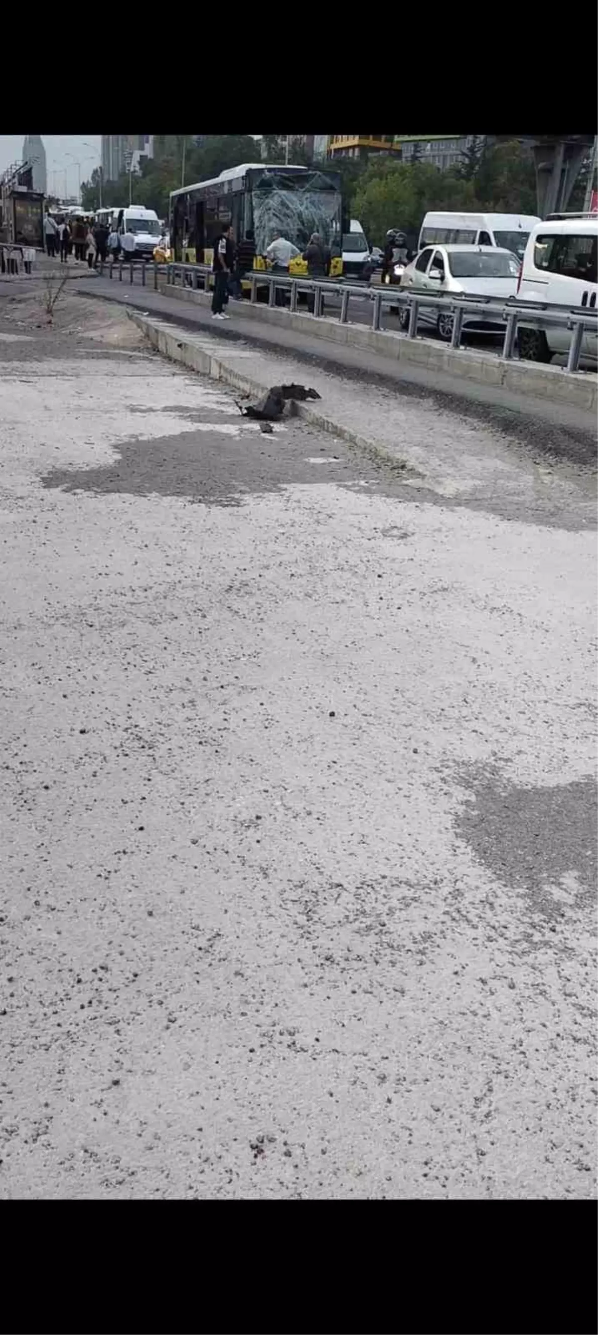 Kadıköy\'de İETT otobüsleri ve minibüsün karıştığı kaza: 2 yaralı