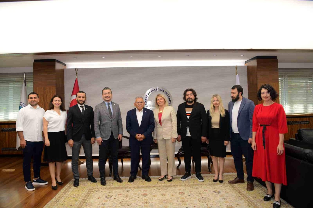 Kayseri Büyükşehir Belediye Başkanı Dr. Memduh Büyükkılıç, Kayseri Eczacı Odası Başkanı Uğur Nuri Akın\'ı kabul etti