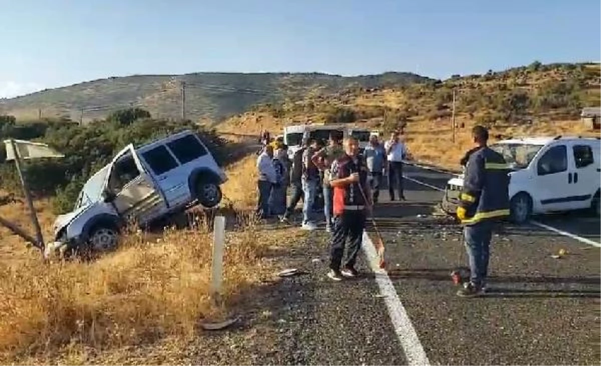 Elazığ\'da kafa kafaya çarpışan araçlarda 9 kişi yaralandı