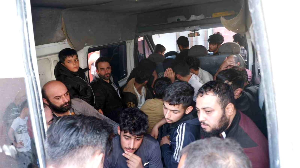 Edirne\'de minibüs evin duvarına çarptı: 1\'i yaralı 19 göçmen yakalandı