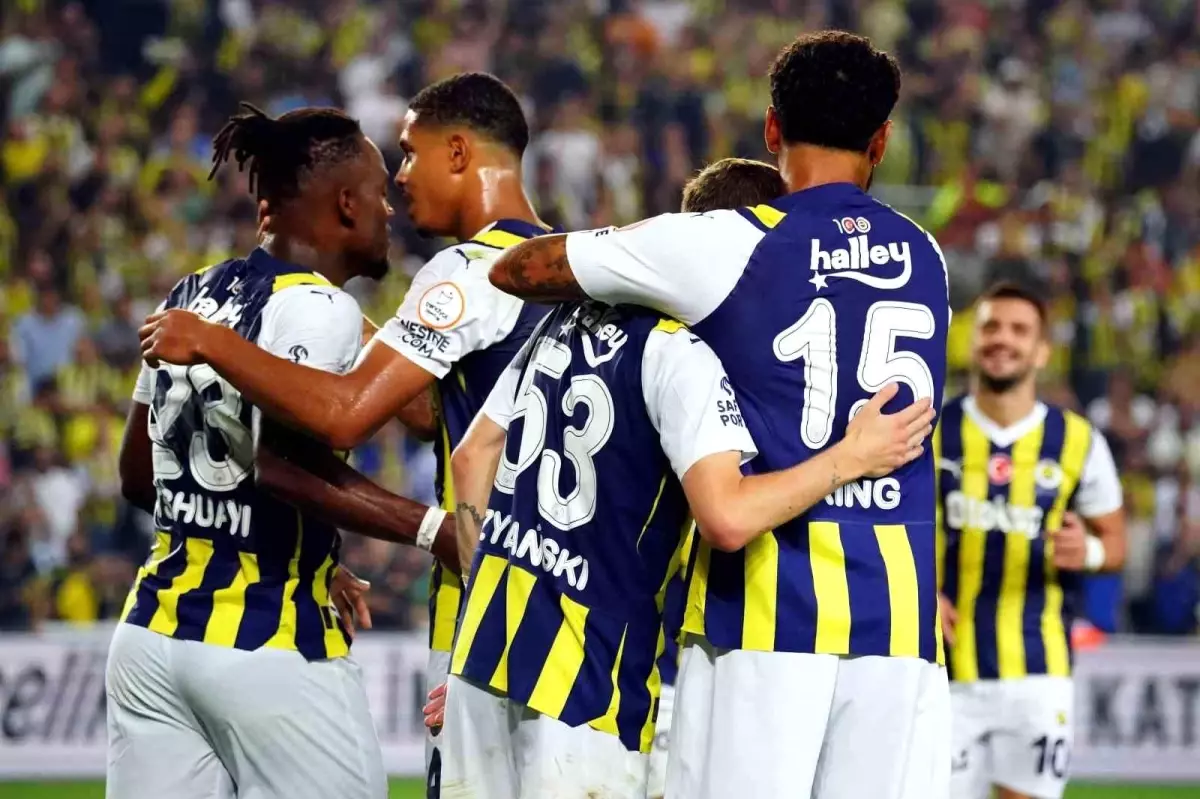 Fenerbahçe, Başakşehir\'i 4-0 mağlup ederek galibiyet serisini 13 maça çıkardı