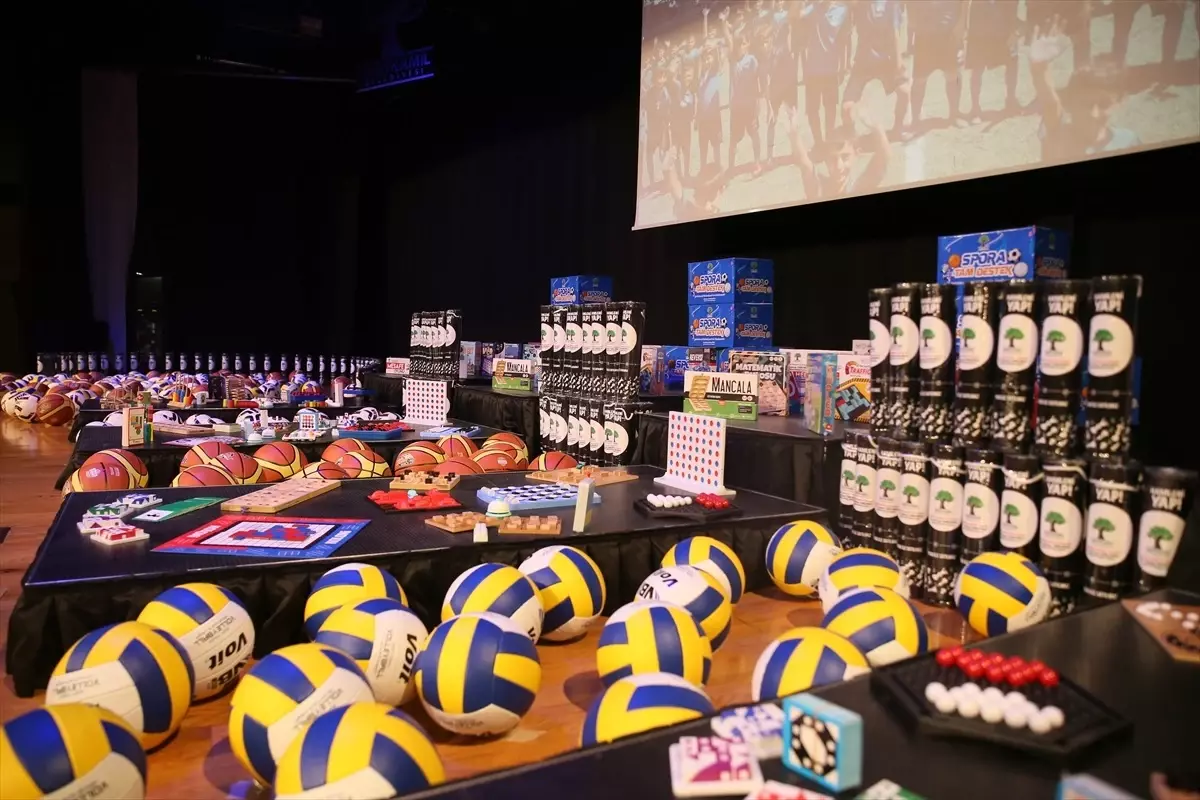 Gaziantep\'te öğrencilere 10 milyon liralık spor malzemesi desteği verildi