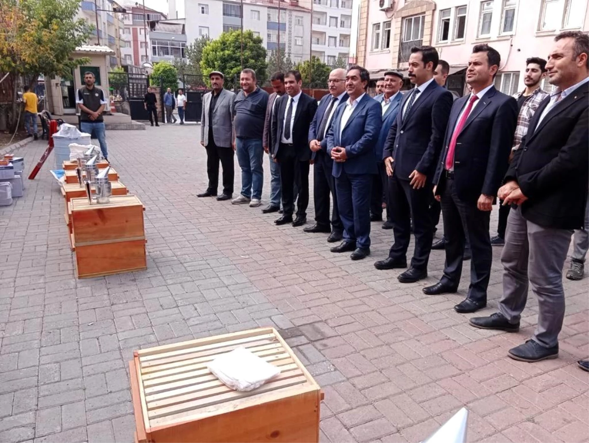 Bitlis Güroymak\'ta Arıcılığı Geliştirme ve Yaygınlaştırma Projesi Kapsamında 26 Arıcıya 480 Arı Kovanı Dağıtıldı