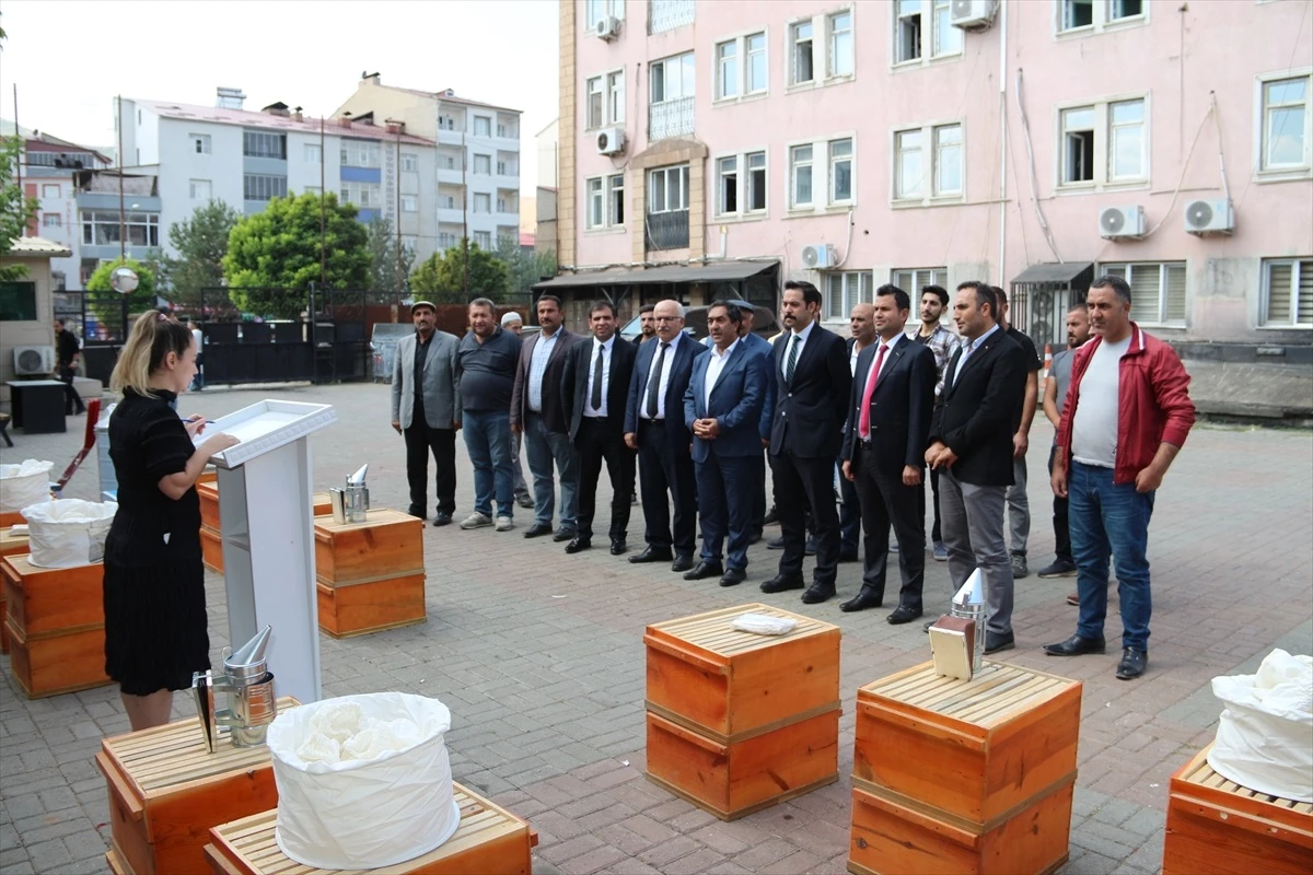 Bitlis Güroymak\'ta Bal Üreticilerine Ekipman Desteği Verildi